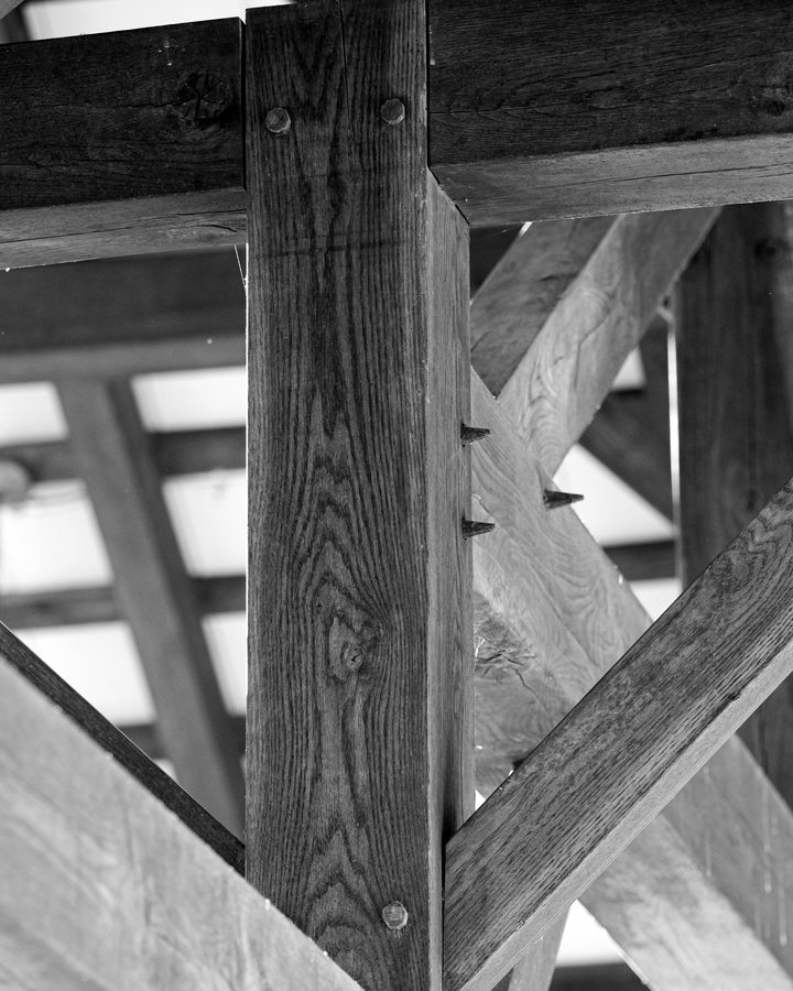 Holzständer mit schrägen Kopfbändern, verbunden mit Holznägeln, von unten gesehen