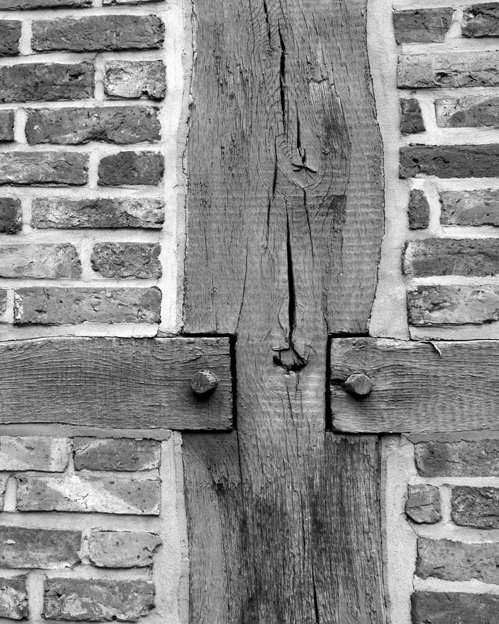 Fachwerkwand mit Backsteingefachen, Ständer und Riegel sind mit Holznägeln verbunden